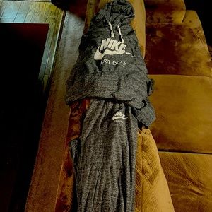 Women’s Nike Jogging suit